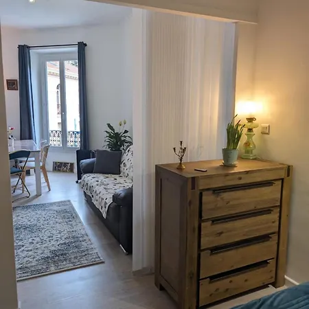 2 Pieces , Centre , 100 Metres Des Plages. Apartment *