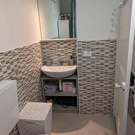 Apartment 2 Pieces , Centre , 100 Metres Des Plages. Menton