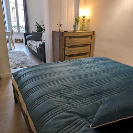 2 Pieces , Centre , 100 Metres Des Plages. Apartment *