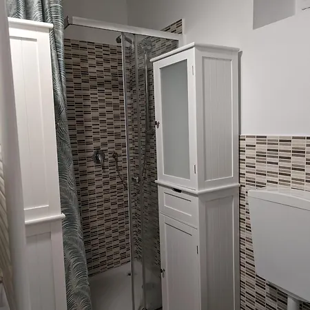 2 Pieces , Centre , 100 Metres Des Plages. Menton