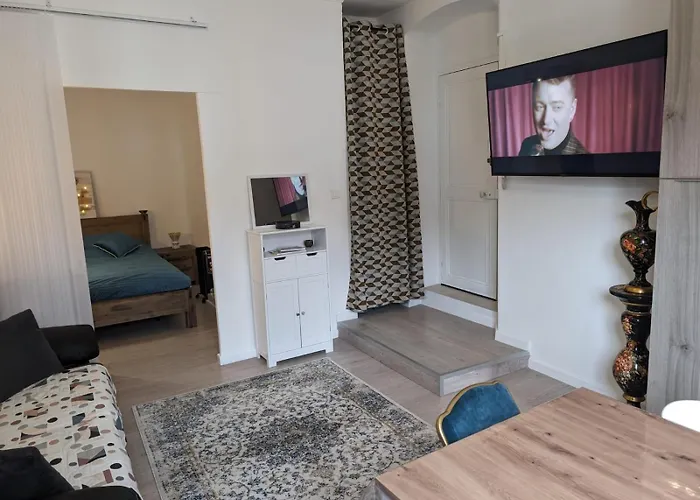 2 Pieces , Centre , 100 Metres Des Plages. * Menton