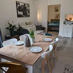 2 Pieces , Centre , 100 Metres Des Plages. Apartment *