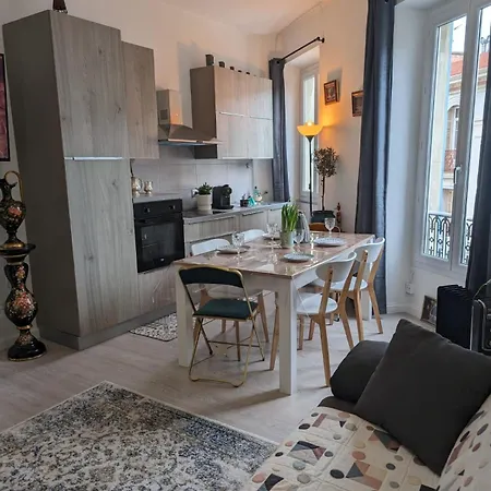 Apartament 2 Pieces , Centre , 100 Metres Des Plages.