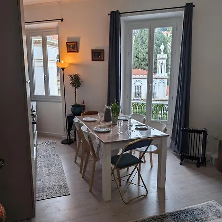 2 Pieces , Centre , 100 Metres Des Plages. Apartament