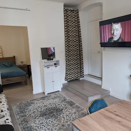 2 Pieces , Centre , 100 Metres Des Plages. * Menton