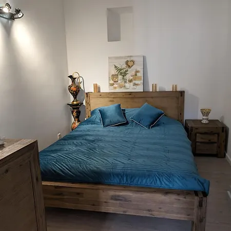 2 Pieces , Centre , 100 Metres Des Plages. *