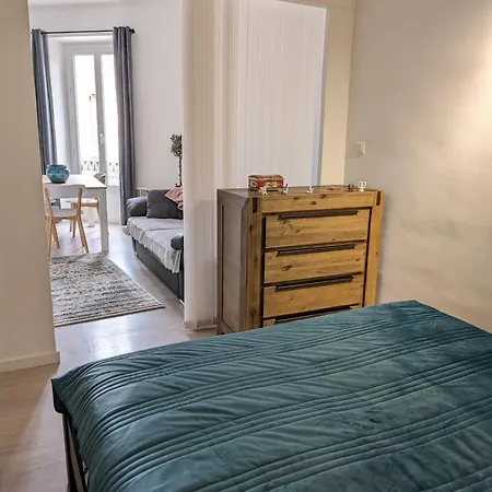 2 Pieces , Centre , 100 Metres Des Plages. *