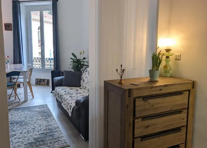 2 Pièces , Centre , 100 Mètres Des Plages. Appartamento *