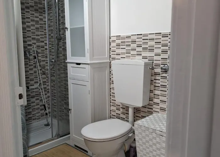 2 Pieces , Centre , 100 Metres Des Plages. Menton