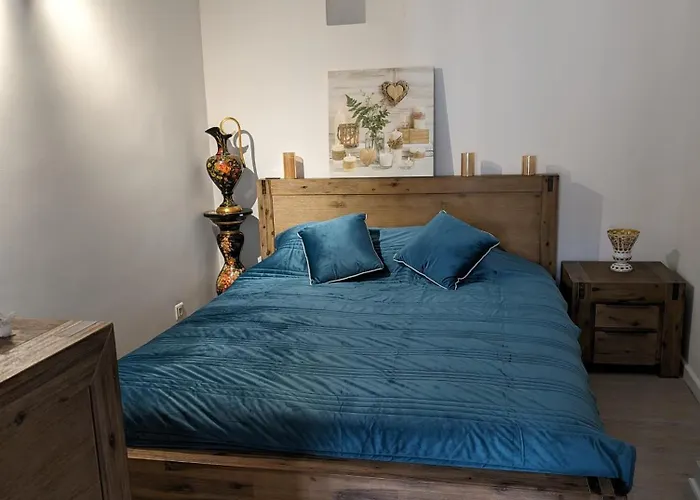 2 Pièces , Centre , 100 Mètres Des Plages. *