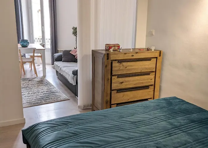 2 Pieces , Centre , 100 Metres Des Plages. *